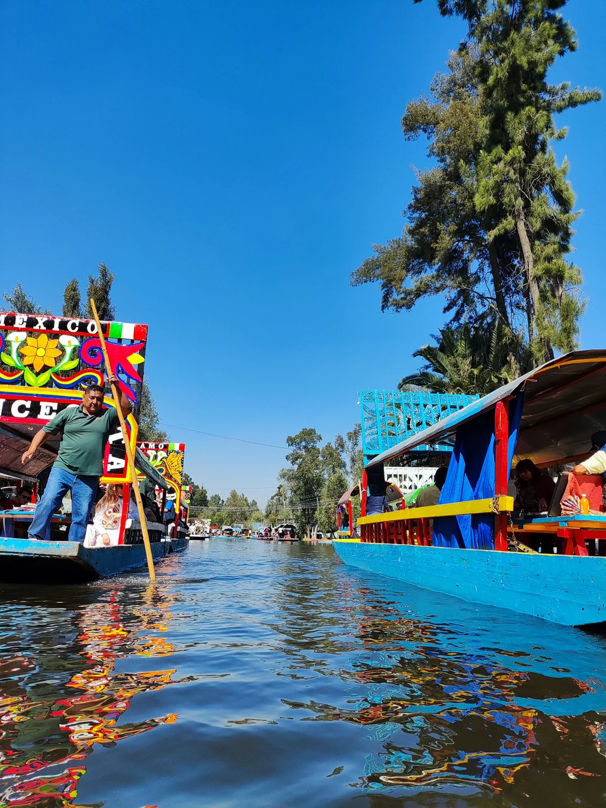 Trajineras en los canales de Xochimilco